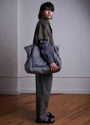 TRI POCKET SLOUCHY TOTE IN GREY SILVER CRUSHED NYLON TWILL