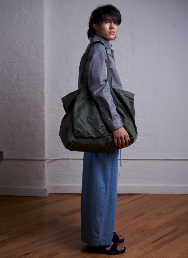 TRI POCKET SLOUCHY TOTE IN PEWTER GREEN CRUSHED NYLON TWILL - Image 2